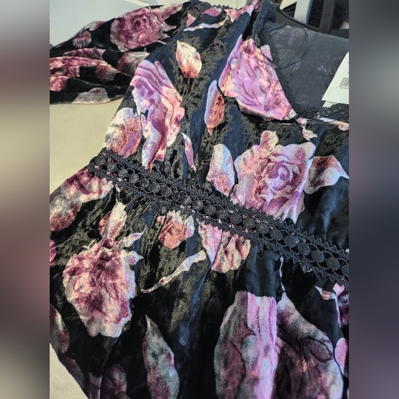 Willow & Clay Black and Pink Rose Long Sleeve Blouse Size Small - Picture 6 of 10